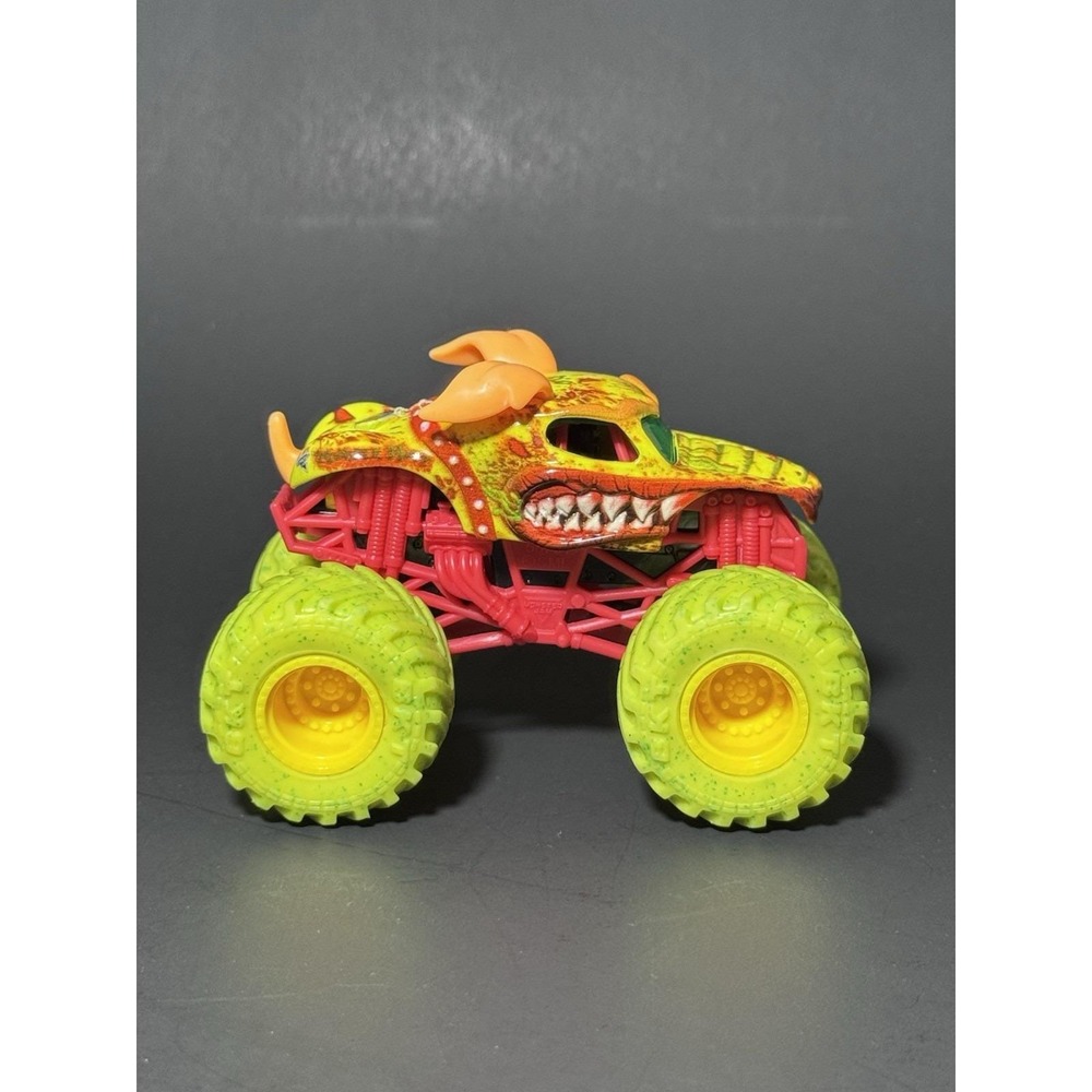 Monster Jam Truck Monster Mutt Rottweiler‎ Zombie Invasion - Picture 4 of 10